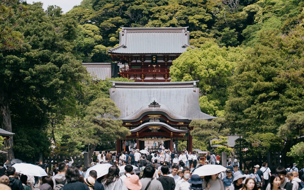 Crowds at the entrance to Tsurugaoka Hachimangu Shrine in Kamakura