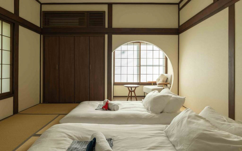 Himecho@Yasushi tatami room with futon beds and round window